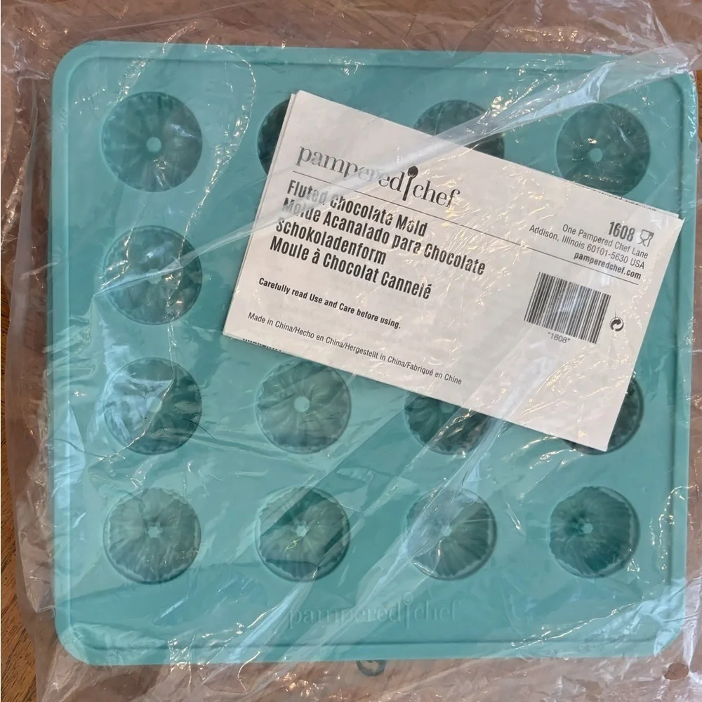 New & sealed pampered chef fluted chocolate mold